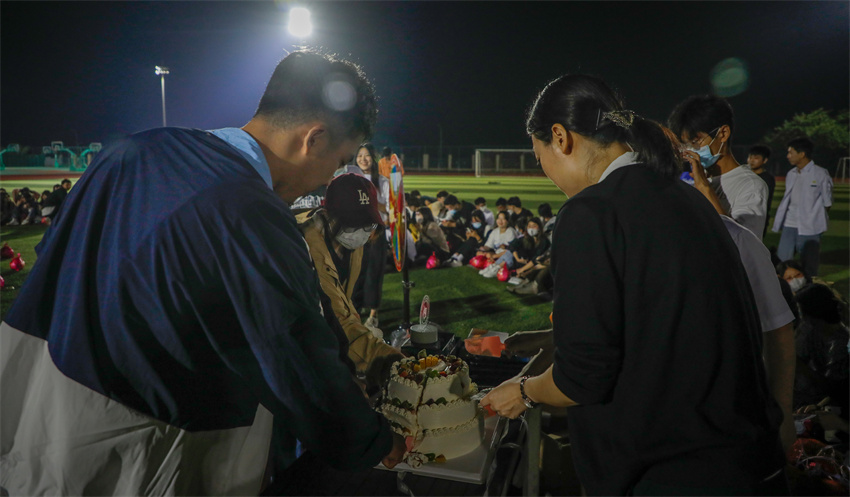 浓情中秋月 感恩教师节 我校“双节”活动丰富多彩